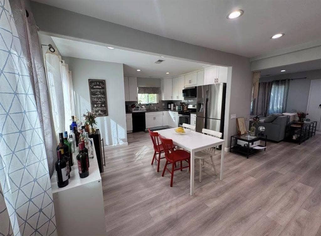 Looking for roommate