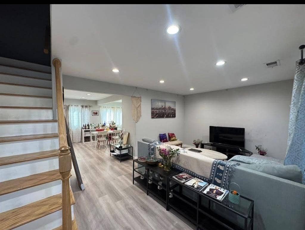 Looking for roommate