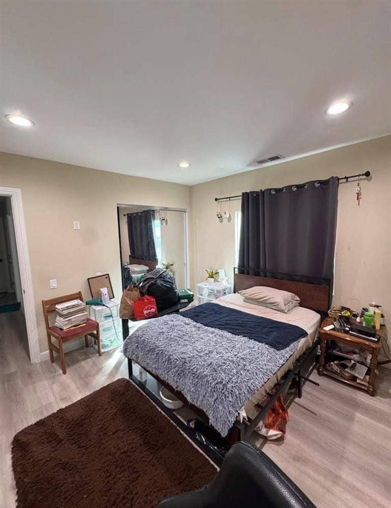Looking for roommate