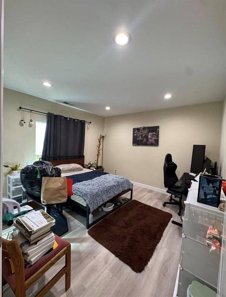 Looking for roommate
