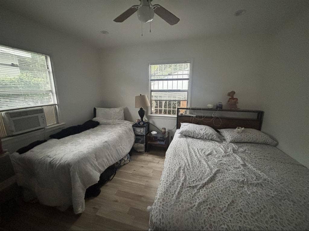 shared room for male roommatee