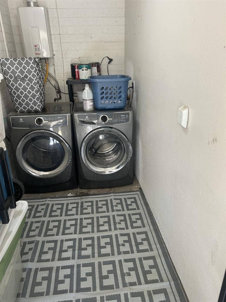 1 large bedroom for rent in house