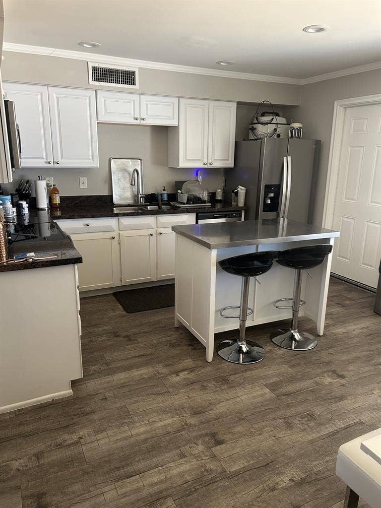 1 large bedroom for rent in house
