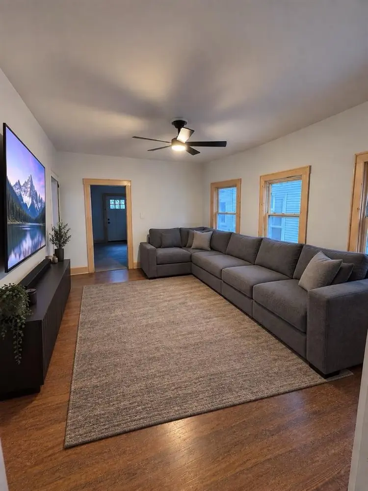 4 Bed / 2 Bath - House - Ages 19-22