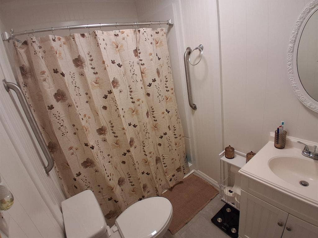 Female roommate wanted