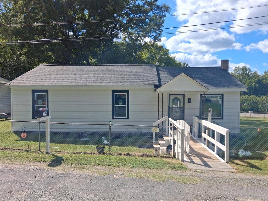 Female roommate wanted