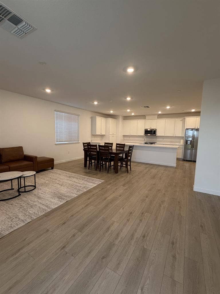 Room w Private bath, utilities incl