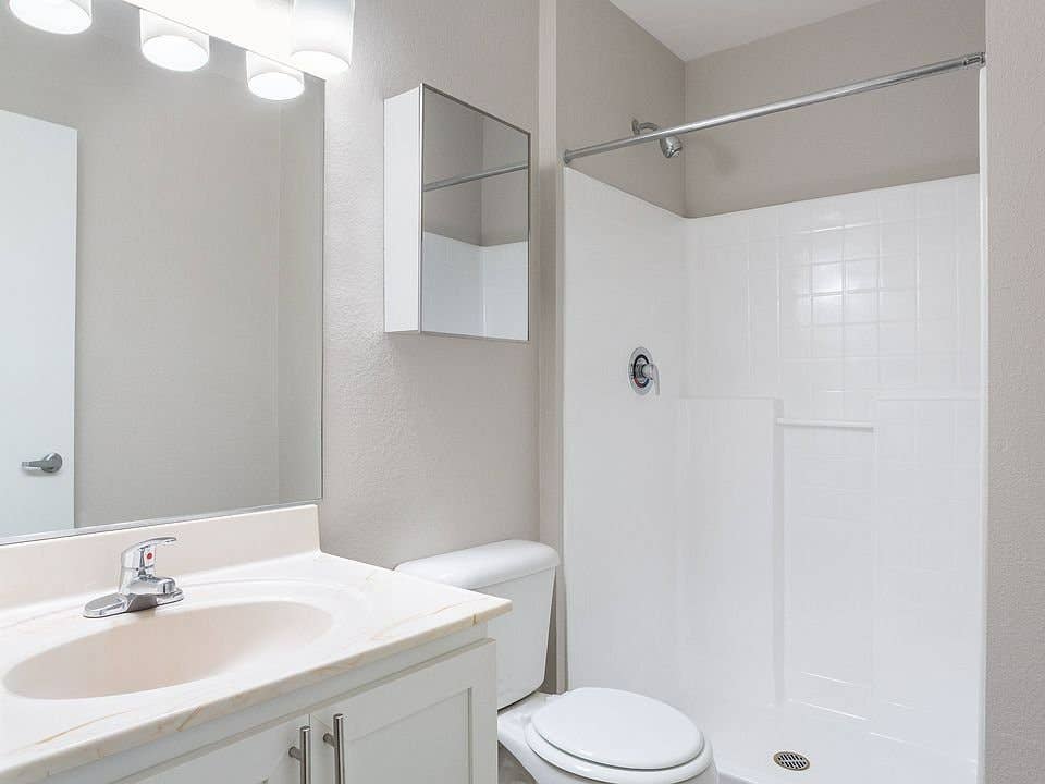 ROOM 4 Rent in BEAUTIFUL APT Cmplx!