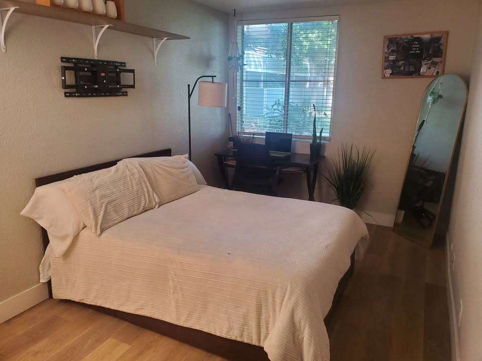 ROOM 4 Rent in BEAUTIFUL APT Cmplx!