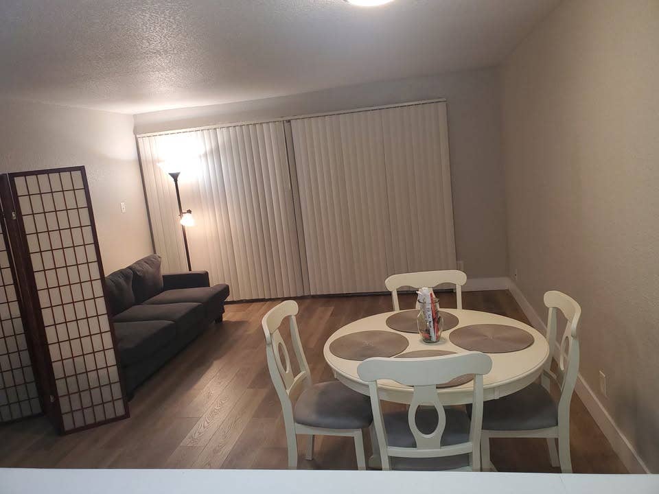 ROOM 4 Rent in BEAUTIFUL APT Cmplx!