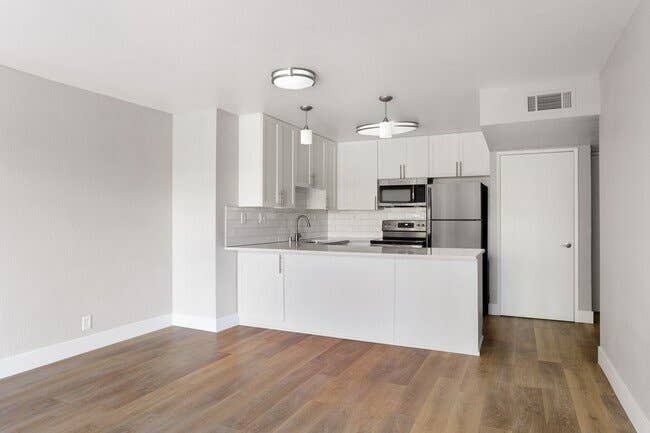 ROOM 4 Rent in BEAUTIFUL APT Cmplx!