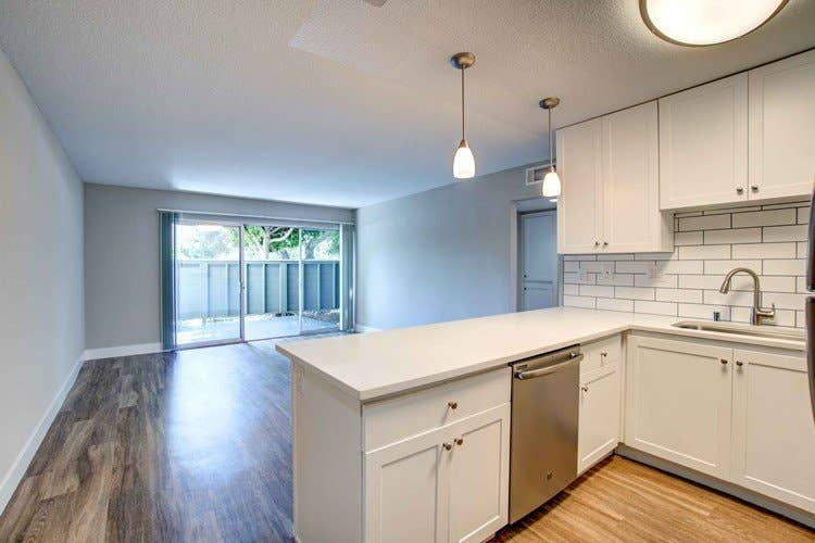 ROOM 4 Rent in BEAUTIFUL APT Cmplx!