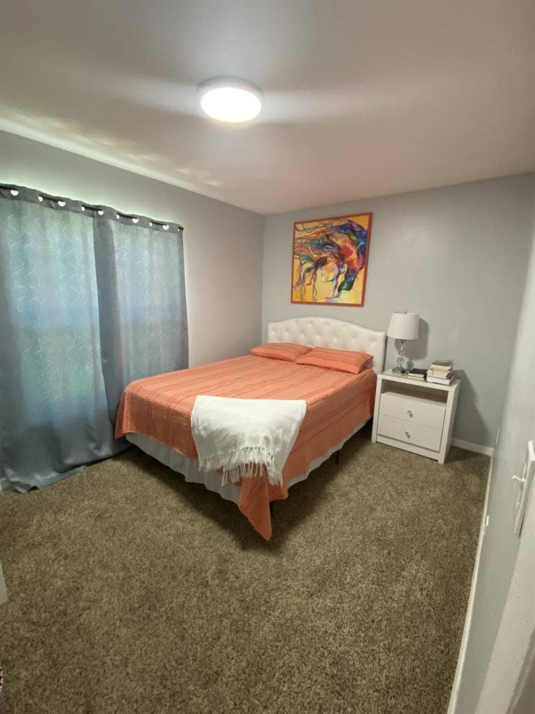 I’m looking for a female roommate.