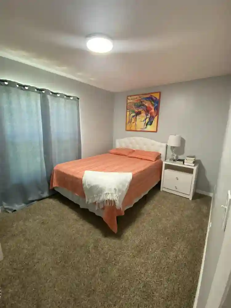 I’m looking for a female roommate.