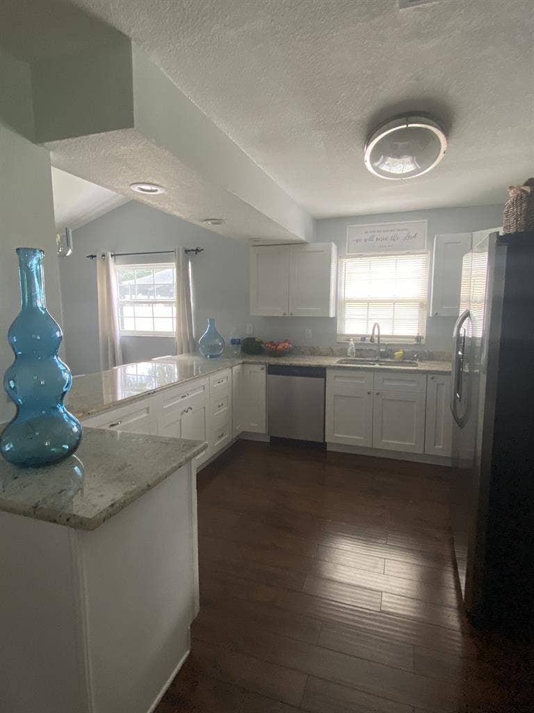 I’m looking for a female roommate.