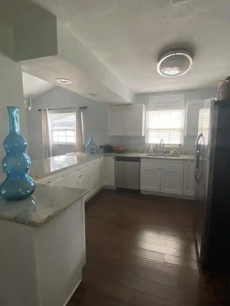 I’m looking for a female roommate.