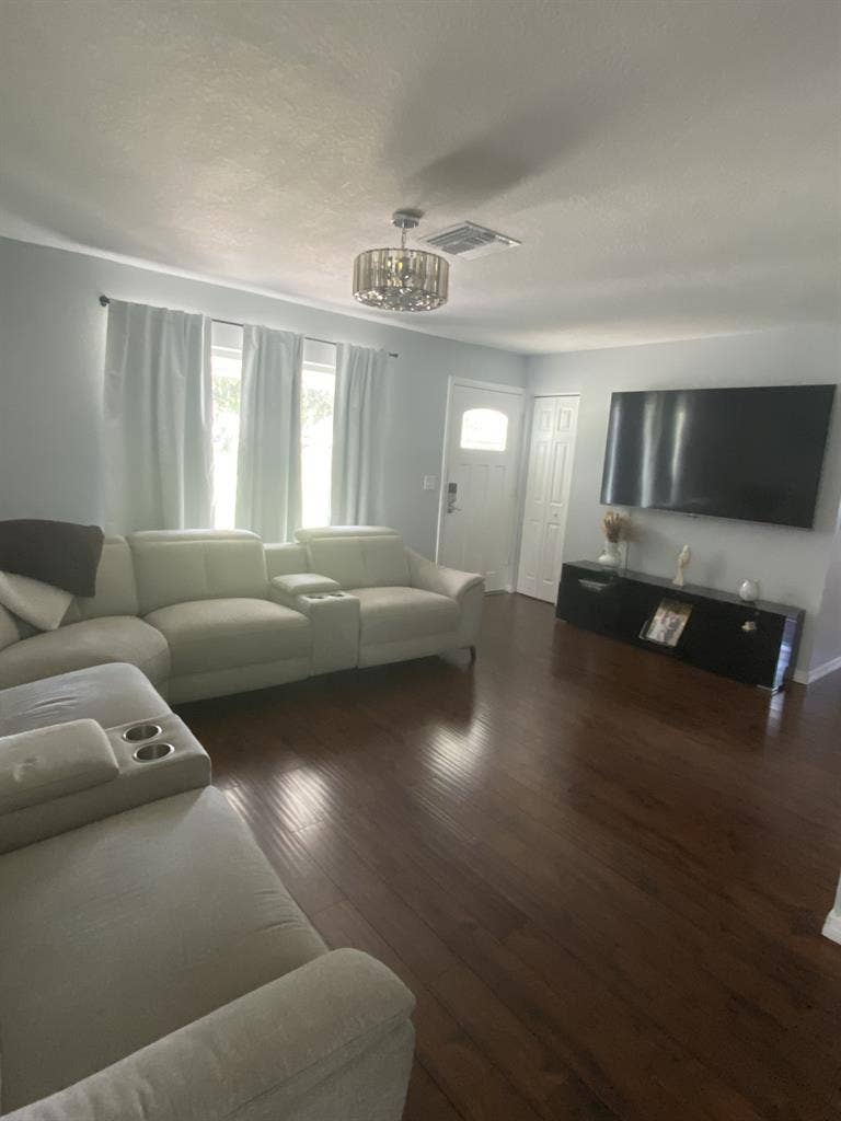 I’m looking for a female roommate.