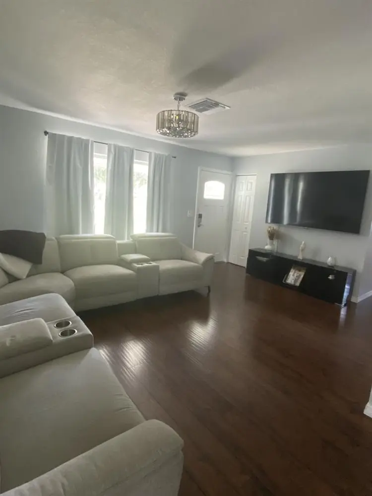 I’m looking for a female roommate.