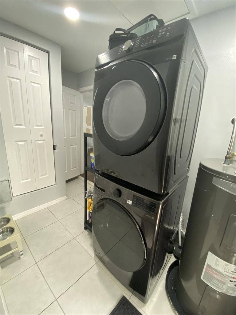 I’m looking for a female roommate.