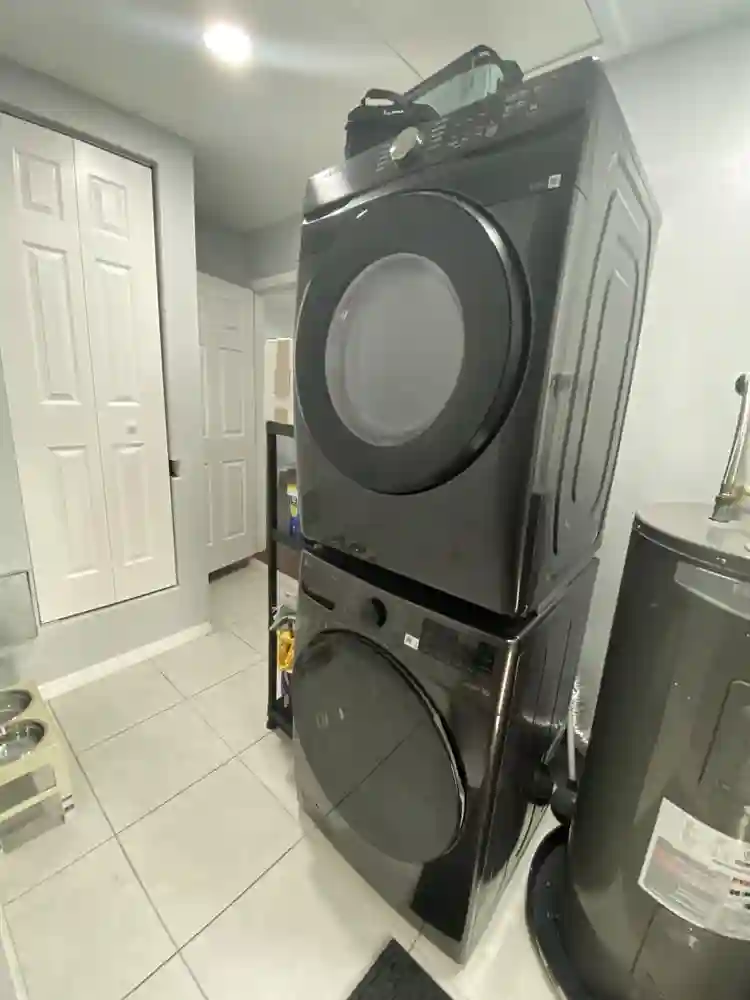 I’m looking for a female roommate.