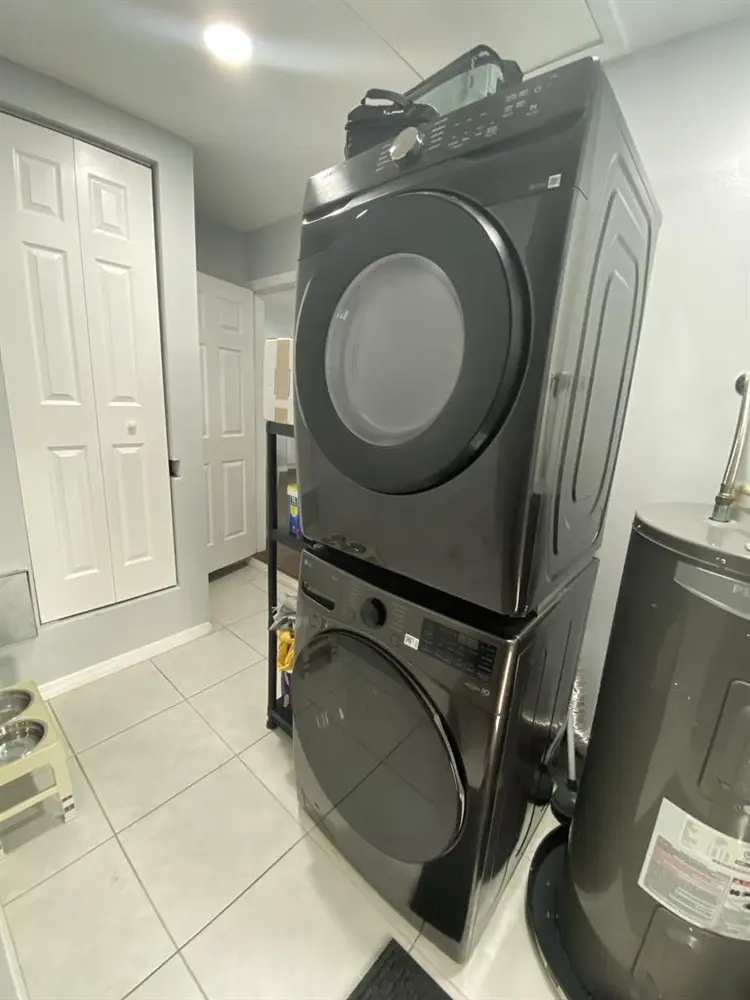 I’m looking for a female roommate.