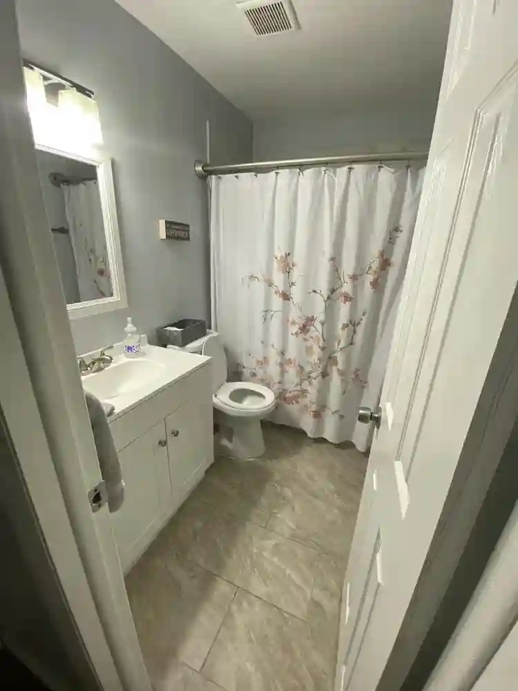 I’m looking for a female roommate.