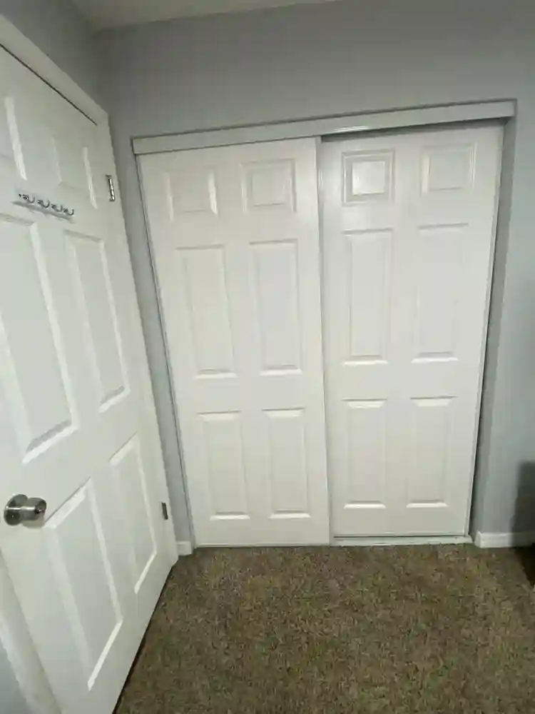 I’m looking for a female roommate.
