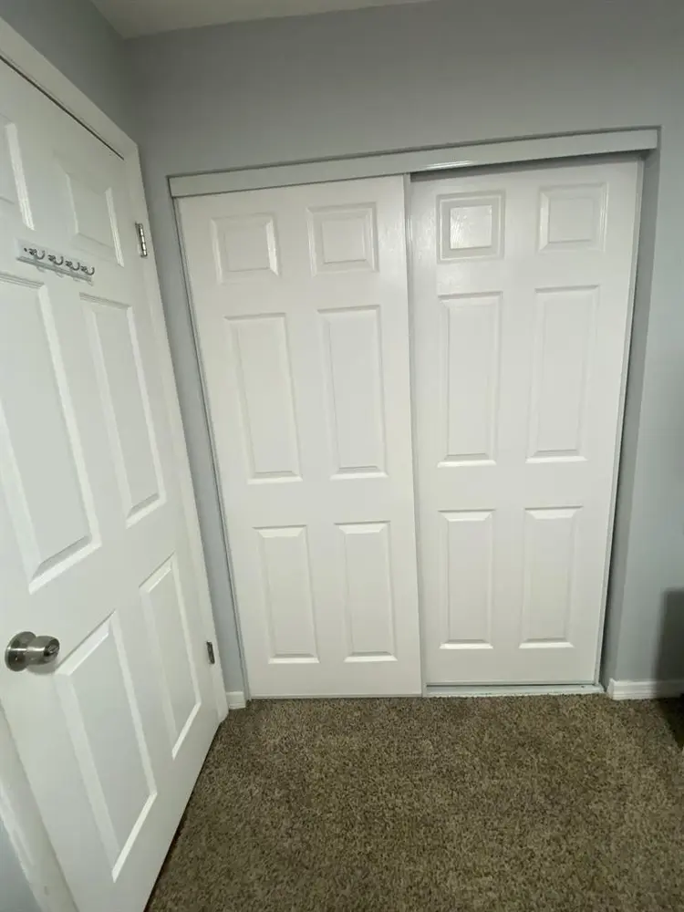 I’m looking for a female roommate.