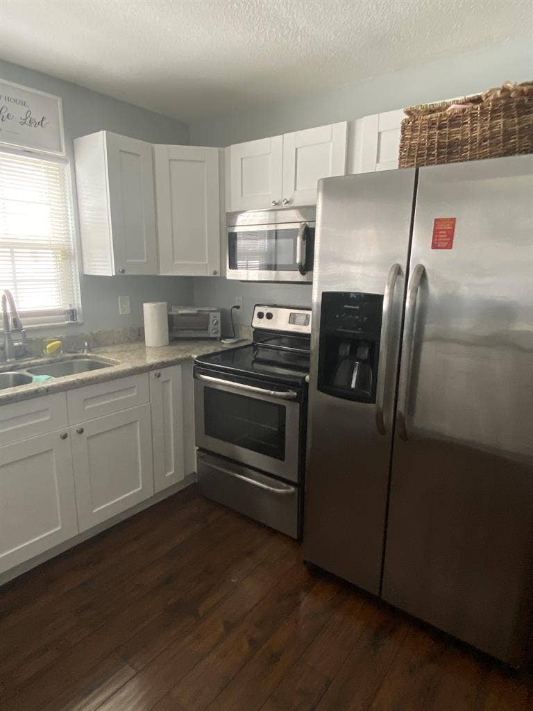 I’m looking for a female roommate.