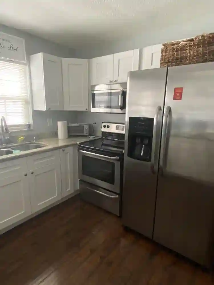 I’m looking for a female roommate.