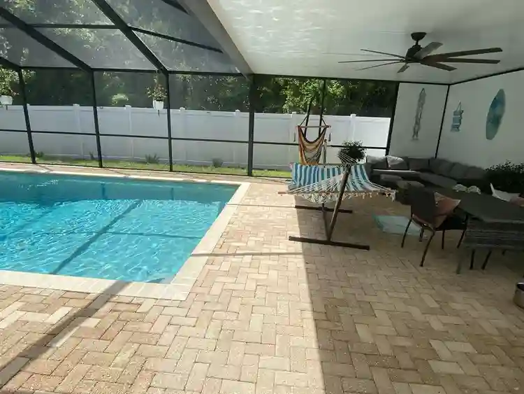 I’m looking for a female roommate.