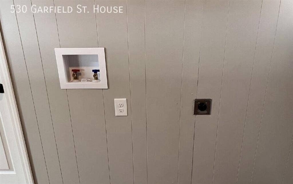 3 bedroom 1 bath house downtown