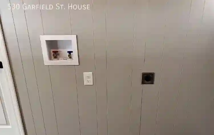 3 bedroom 1 bath house downtown