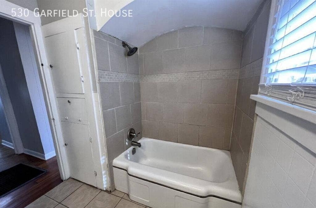 3 bedroom 1 bath house downtown