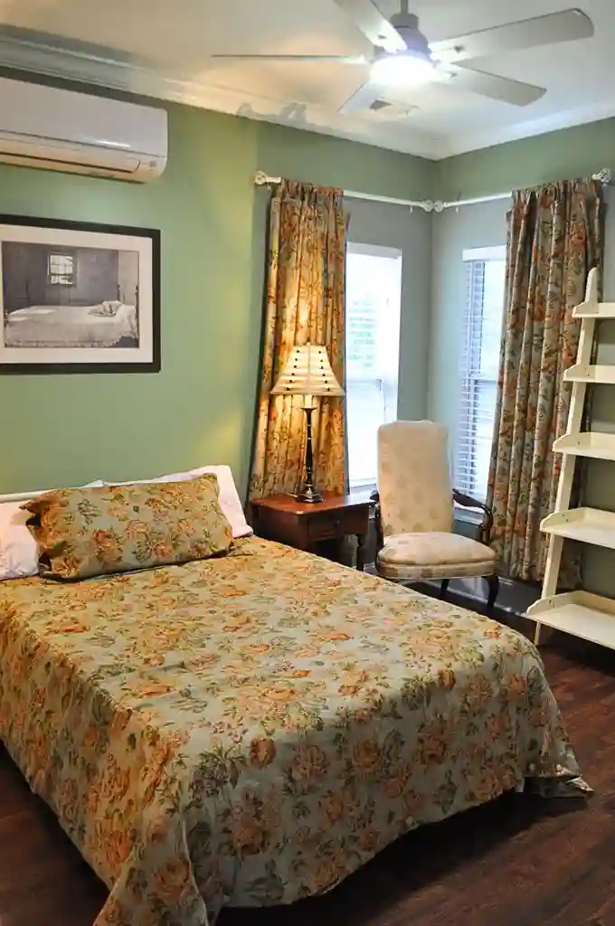 R1 Private bedroom w/Private Bath.