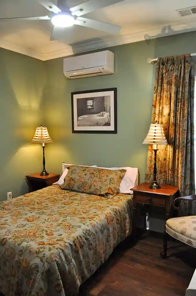 R1 Private bedroom w/Private Bath.