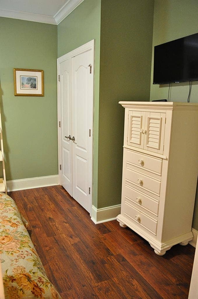 R1 Private bedroom w/Private Bath.