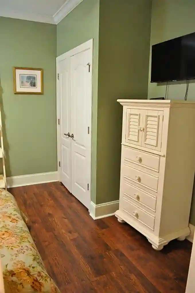 R1 Private bedroom w/Private Bath.