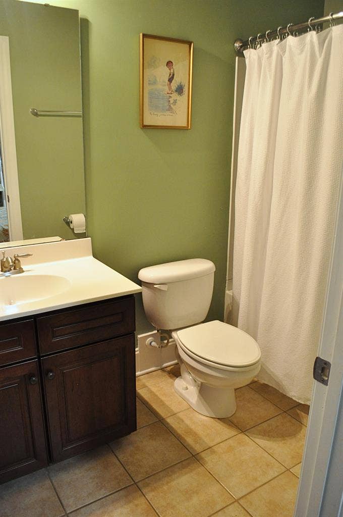 R1 Private bedroom w/Private Bath.