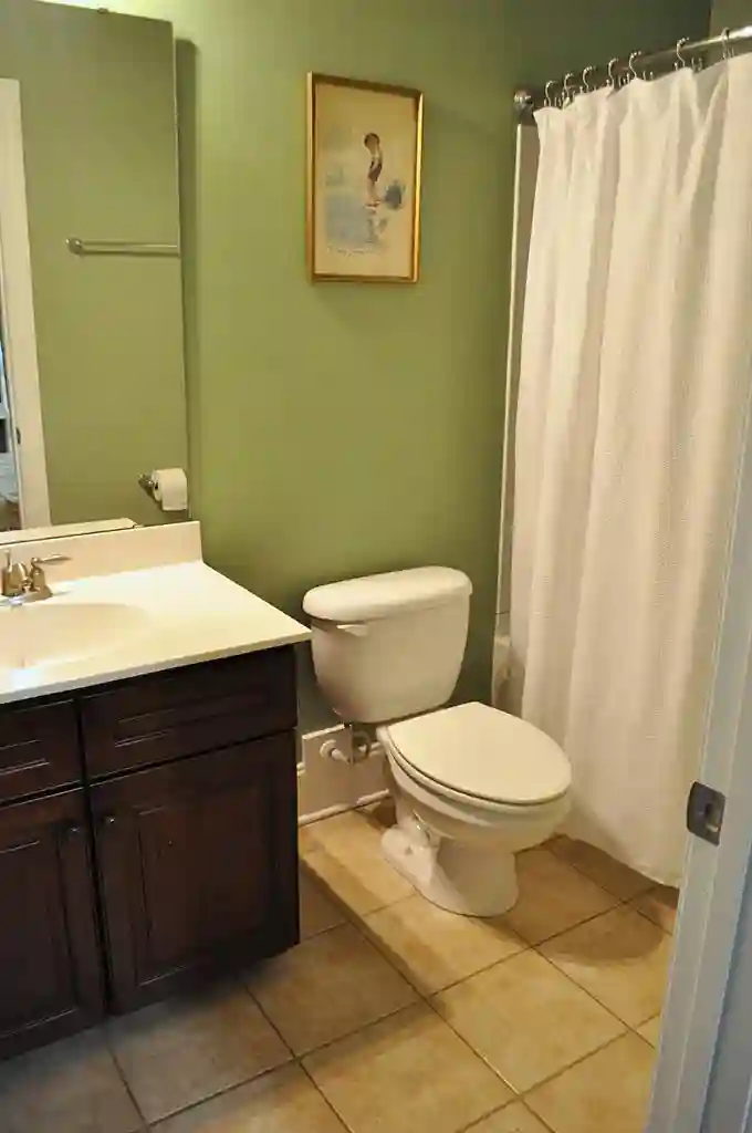 R1 Private bedroom w/Private Bath.