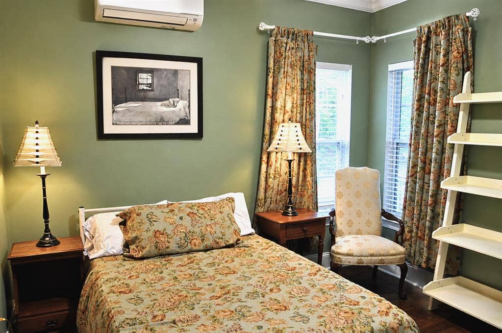 R1 Private bedroom w/Private Bath.