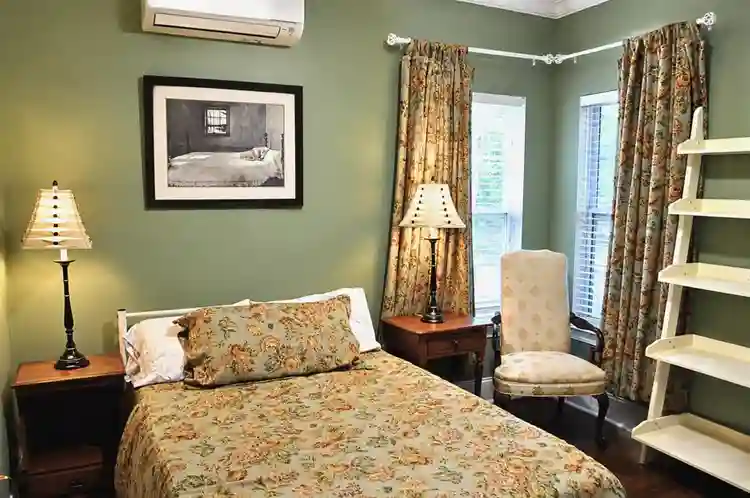 R1 Private bedroom w/Private Bath.