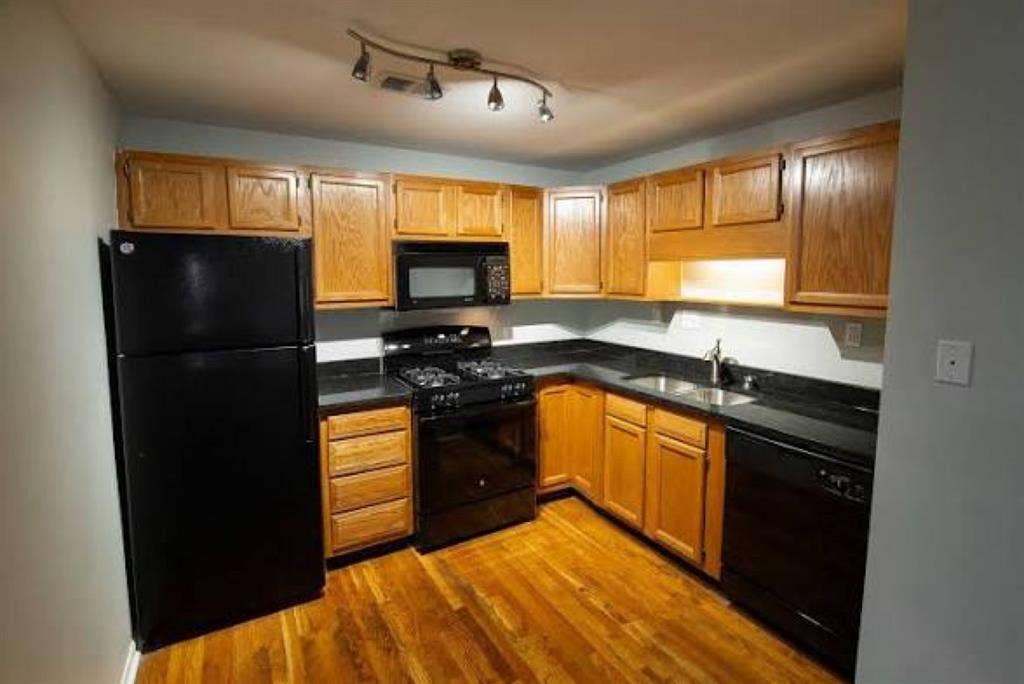 Female roommate for 2 Bd 1 Bath