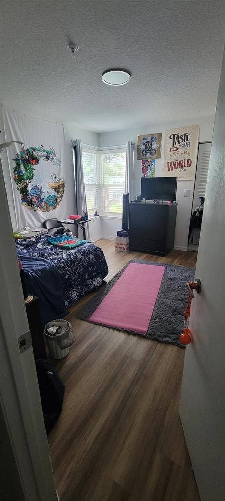 New female roommate for 3 bedroom
