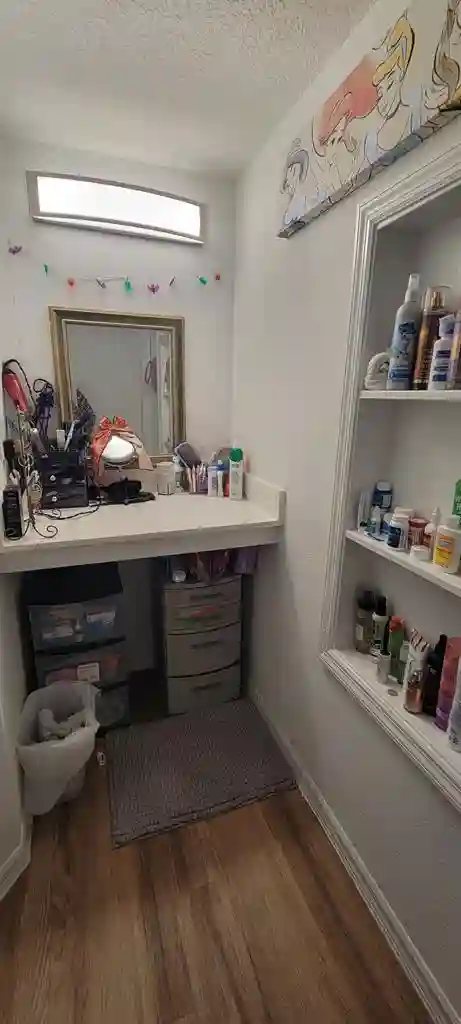 New female roommate for 3 bedroom