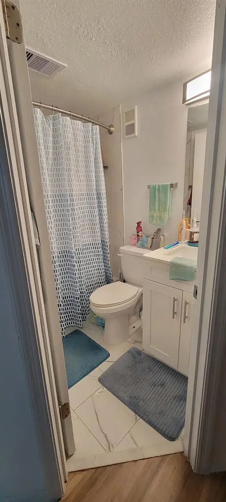 New female roommate for 3 bedroom