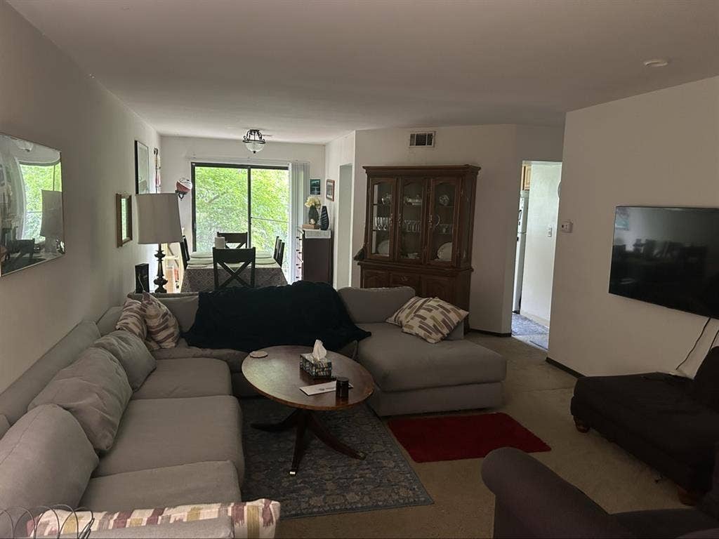 Looking for roommate