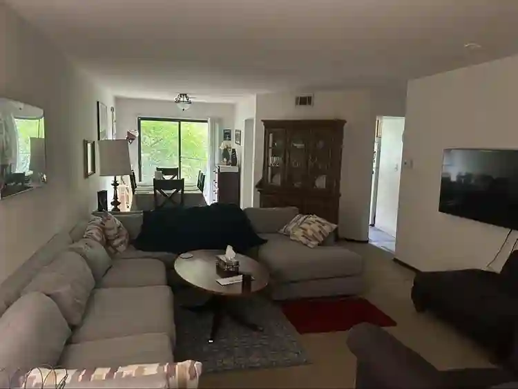 Looking for roommate