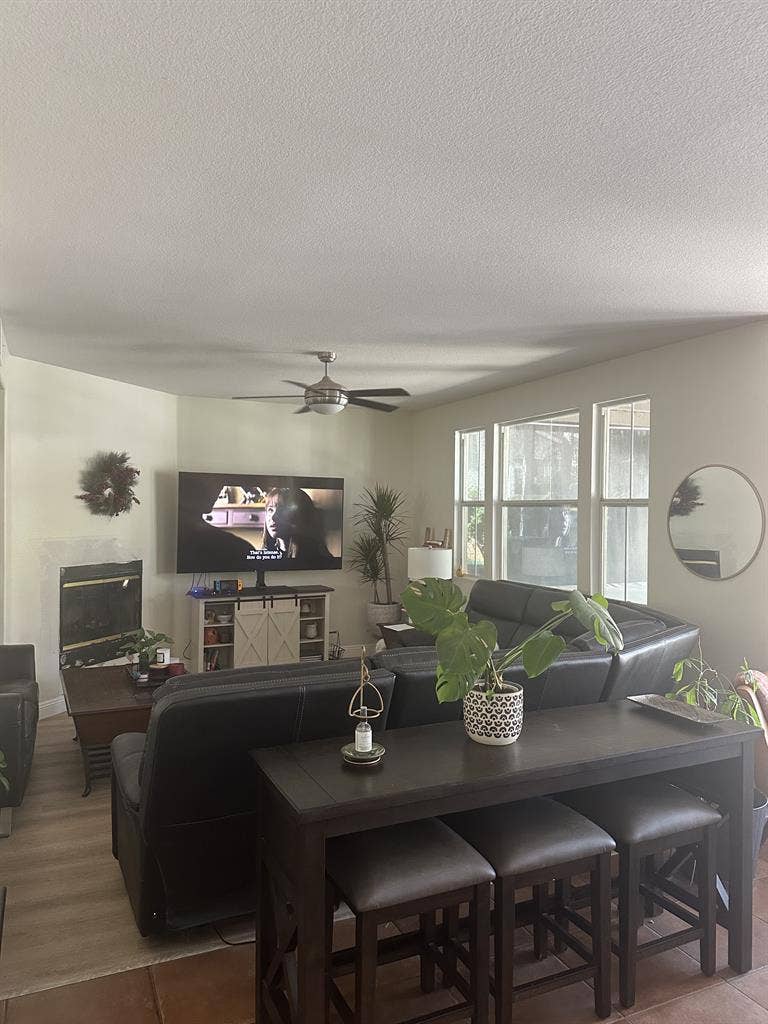 Large Room in Oceanside Home!