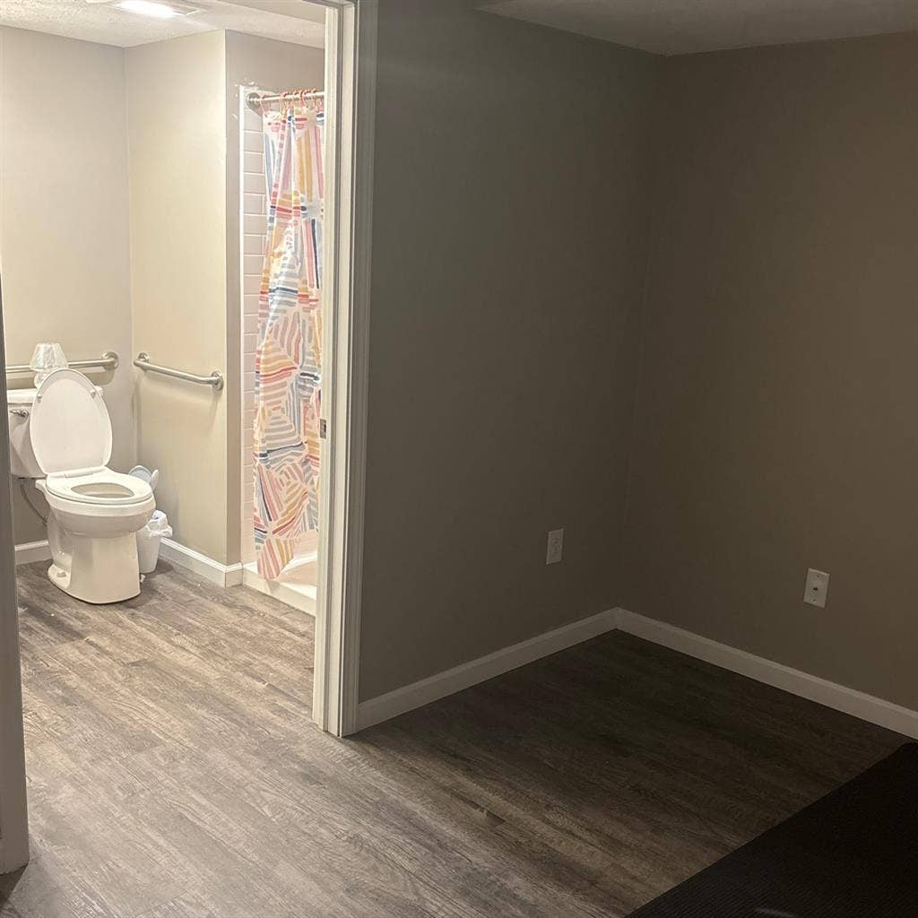 Walk-in closet w/private restroom